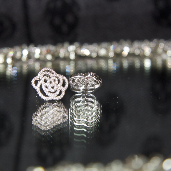 Stunning and Dainty 14kt Gold Dipped Swarovski Ear - Picture 7 of 8